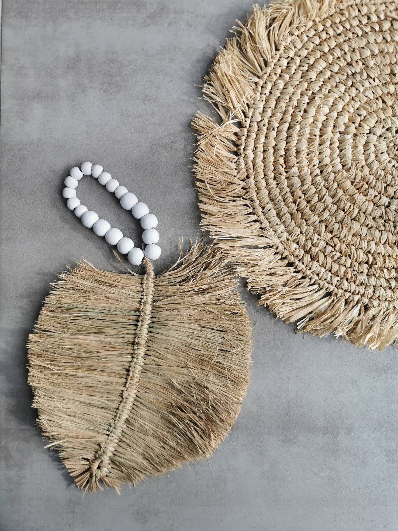 Collier Décoratif Perles Bois Blanches avec Grosse Feuille en Jacinthe d'eau - Longueur 41 cm