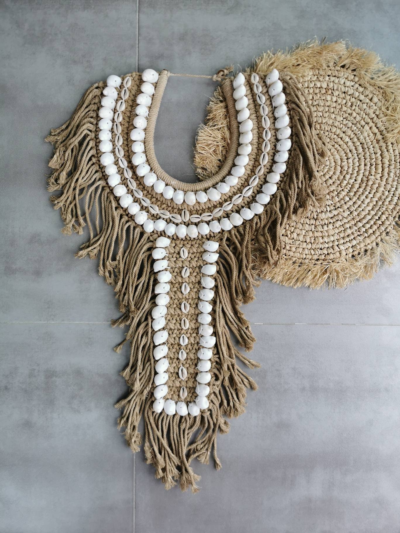 Collier Papou en Plumes Naturelles, Macramé et Coquillage Modèle Raku