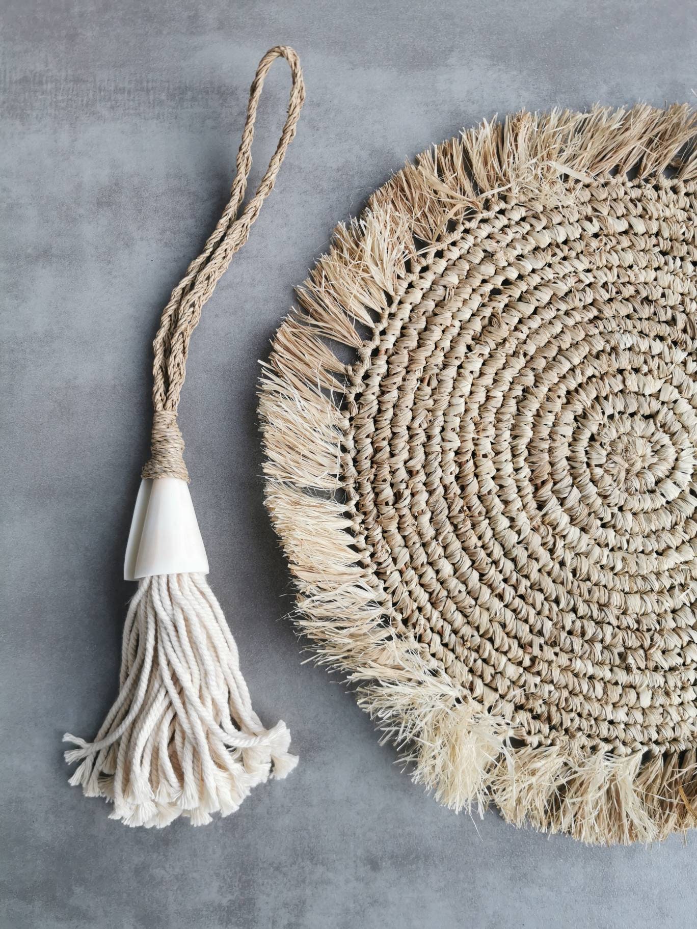 Embrase de Rideau ou Pompon Porte en Gros Coquillages Coloris Blanc et Écru 38 cm