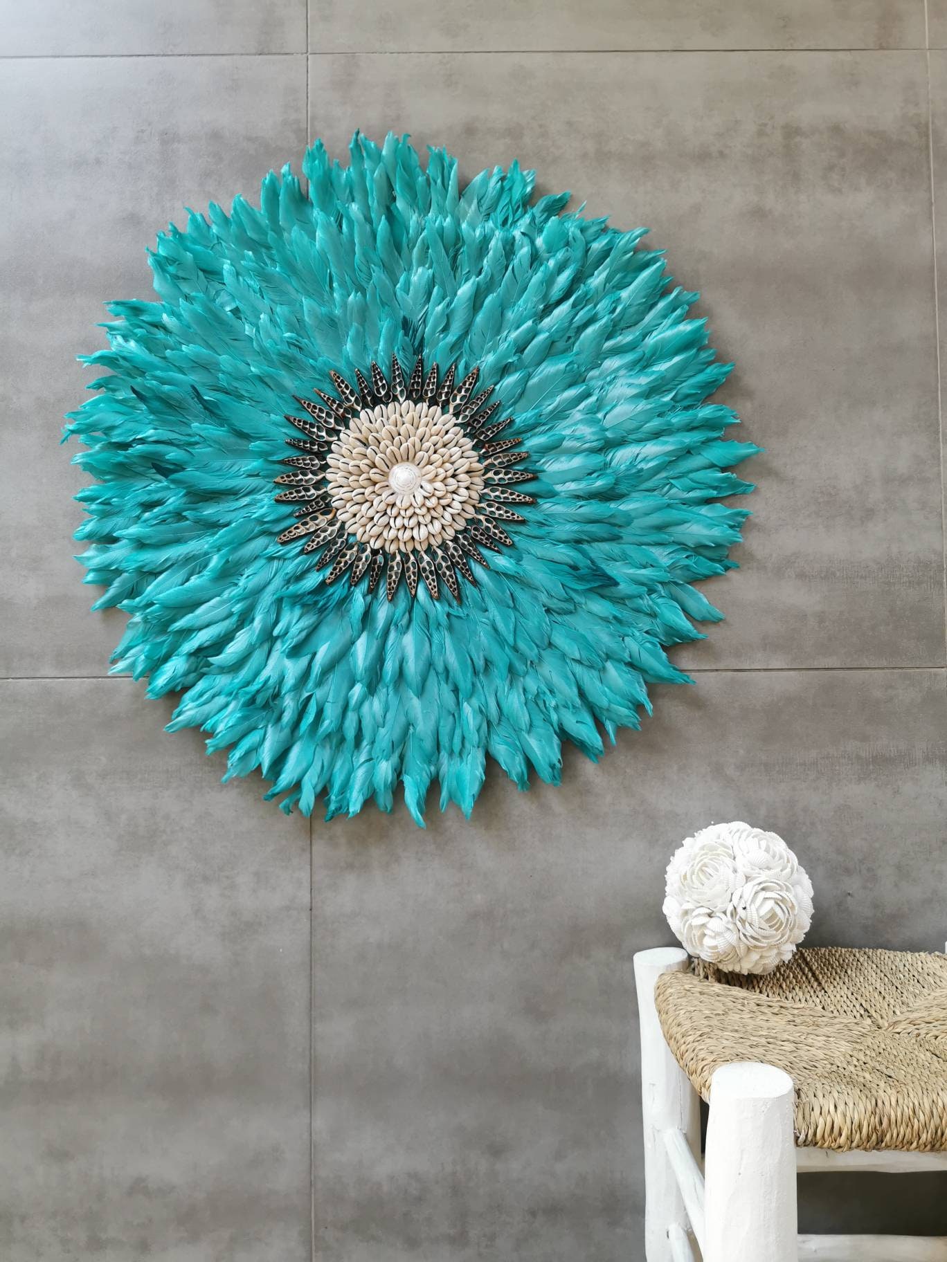 Juju Hat Jujuhat en Plumes Naturelles avec Centre Coquillages Diamètre 65 cm Coloris Bleu Vert Turqu