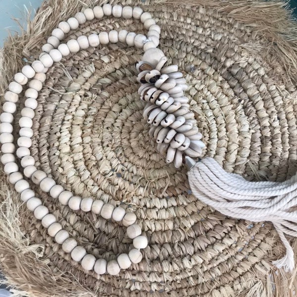 Collier déco ou pompon de porte coquillages coloris ecru avec perles bois