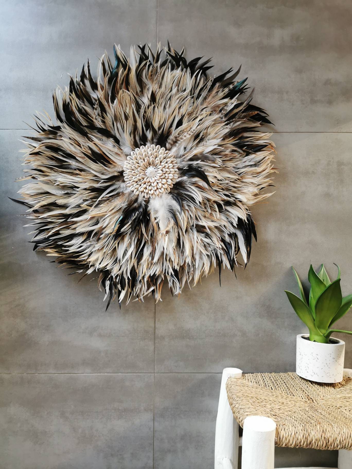 Juju Hat Jujuhat en Plumes Naturelles avec Centre Coquillages Diamètre 60 cm Env Coloris Marron Fauv