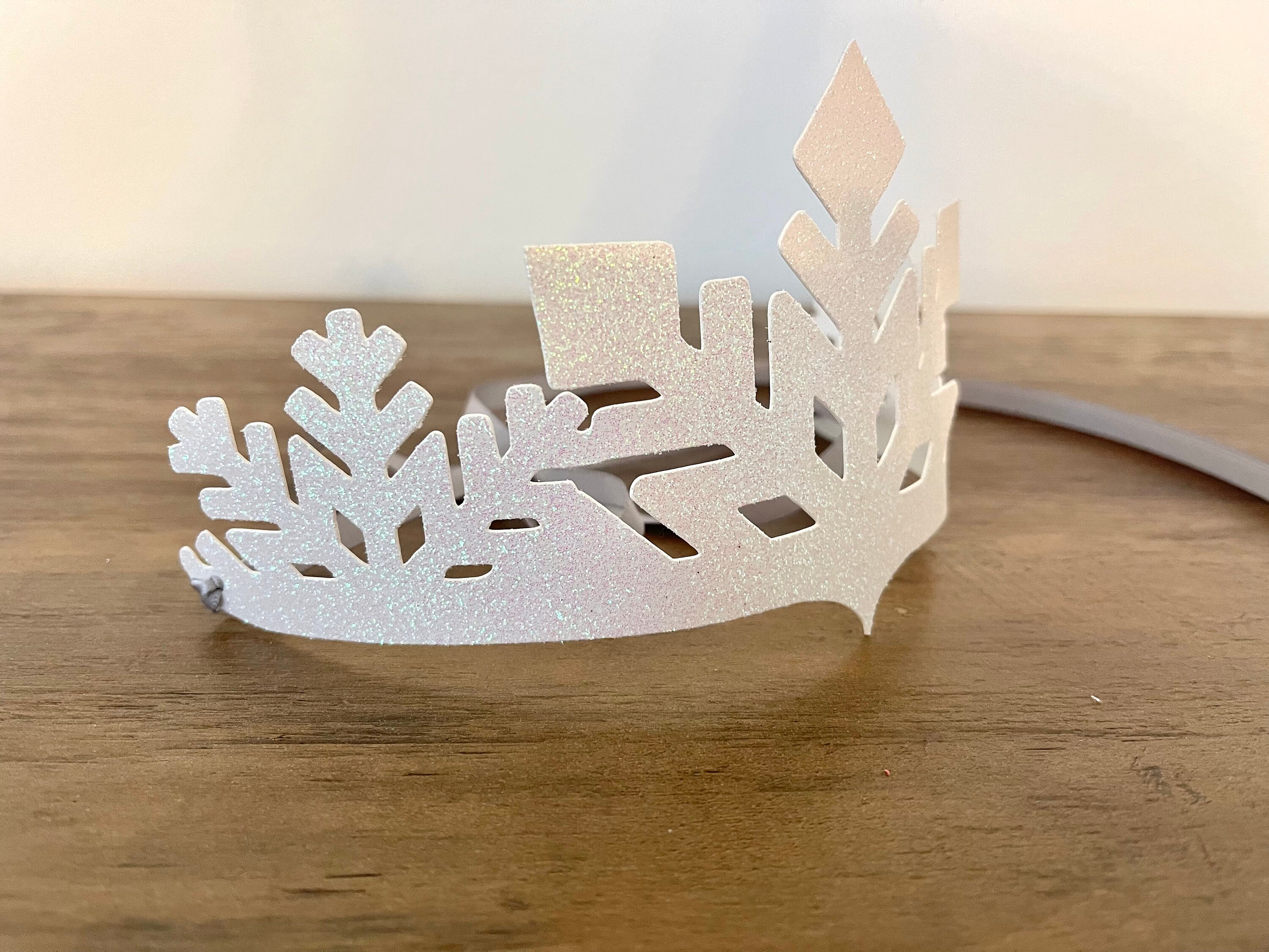 Decorate your own snowflake crowns! Provide gems and sequence and