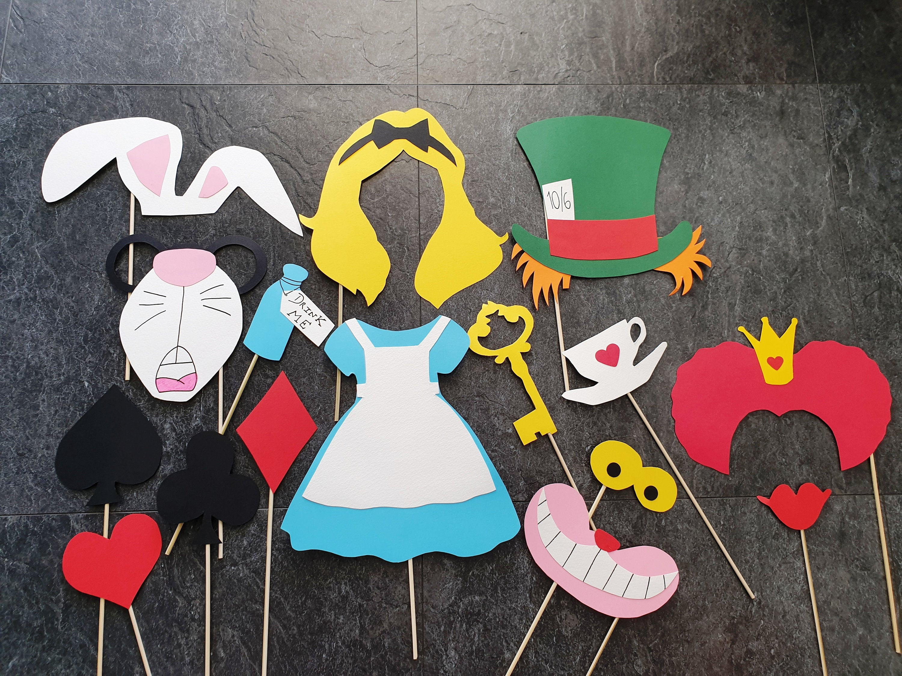 Accessoires photobooth x16 thème Alice aux pays des | Etsy