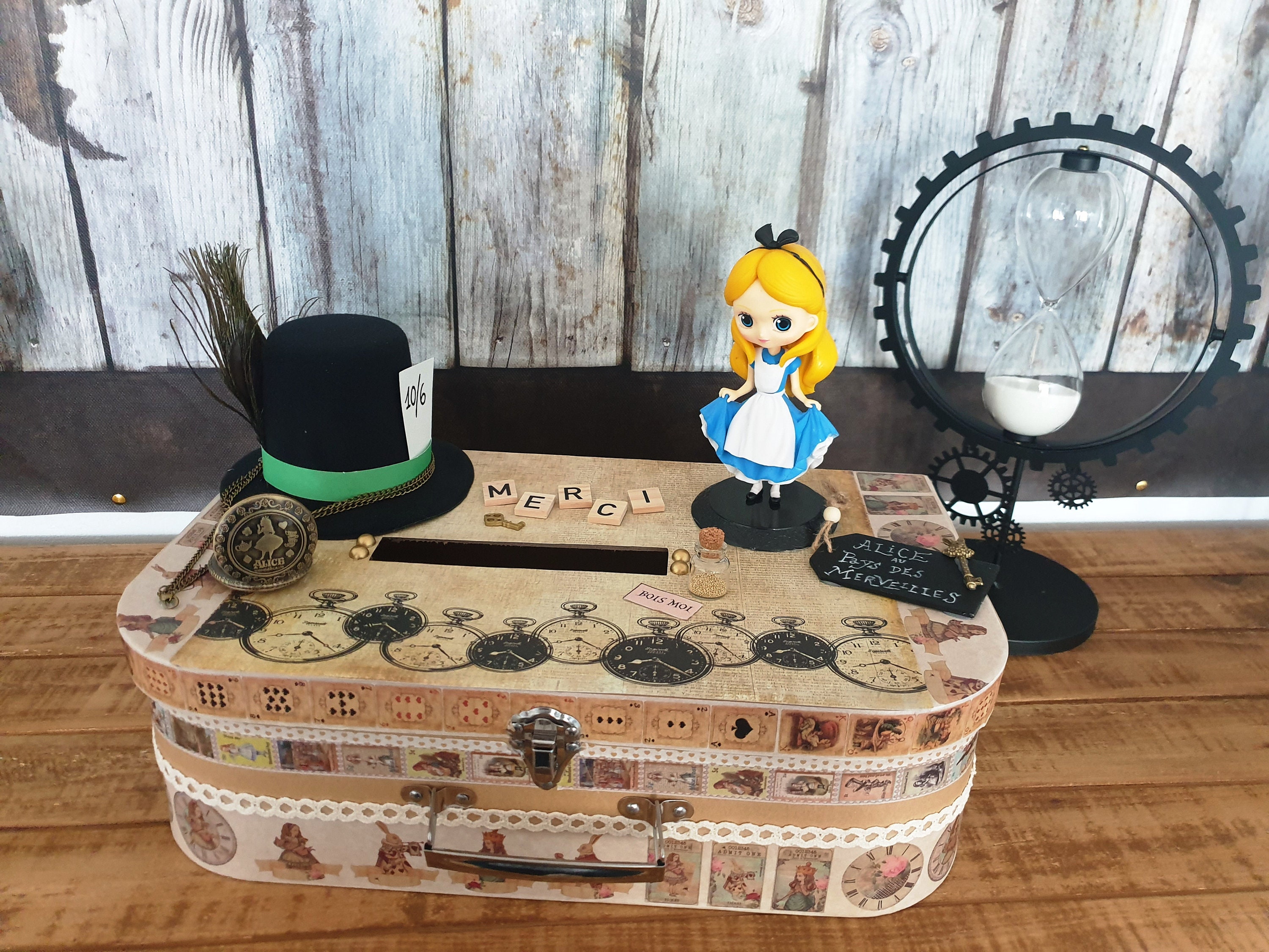 Urne thème Alice aux pays des merveilles urne valise pour mariage