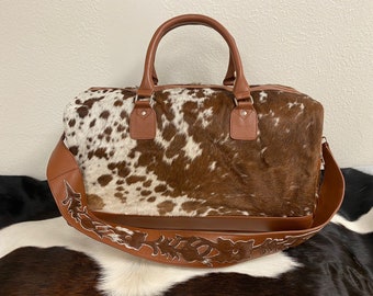 100 % BRAZILIAN Leather Cowhide Holdall / Duffel -  Natural Fur - Weekend/Overnight Bag Cow Pony Stylish Bag- cowhide bags- Tan and White