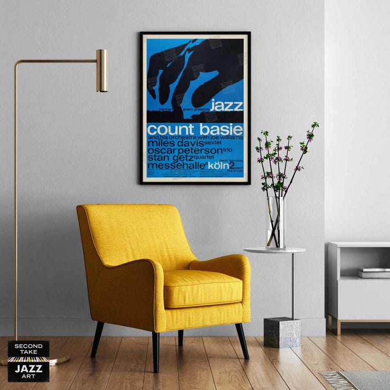 Puede incluir: Un cartel de concierto vintage con fondo azul que presenta una mano negra que se extiende hacia abajo hacia el texto "jazz". El cartel anuncia un concierto con Count Basie y su orquesta, Miles Davis, Oscar Peterson, Stan Getz, y la ubicaci&oacute;n "messehalle k&ouml;ln2".