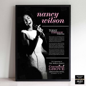 Puede incluir: Un póster en blanco y negro con una foto de Nancy Wilson cantando en un micrófono. El póster tiene texto rosa que dice "Nancy Wilson", "Today Tomorrow Forever", "Now appearing at The World Famous Cocoanut Grove Ambassador Hotel", "Los Angeles - DU 7-7011", "Second Take Jazz Art".