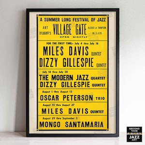 Puede incluir: Un cartel vintage que anuncia un festival de jazz de verano en el Village Gate de la ciudad de Nueva York. El cartel presenta un fondo amarillo con texto negro que enumera los artistas, las fechas y las horas de las actuaciones. Los artistas incluyen a Miles Davis, Dizzy Gillespie, The Modern Jazz Quartet, Oscar Peterson y Mongo Santamaria.