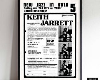 Könnte beinhalten: Schwarz-weiß gerahmtes Poster für ein New Jazz Konzert in Köln mit Keith Jarrett. Das Poster enthält Datum, Uhrzeit und Veranstaltungsort sowie Bilder von Jarrett am Klavier. Albumtitel sind ebenfalls aufgeführt.