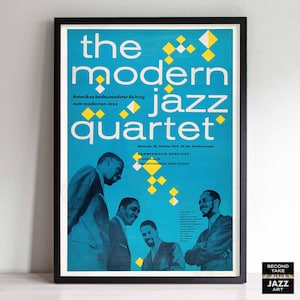 Op de afbeelding: Een ingelijste vintage poster voor The Modern Jazz Quartet, met een turquoise achtergrond en witte en gele geometrische vormen. De poster bevat de naam van de band en de tekst "Amerikas bedeutendster Beitrag zum modernen Jazz."