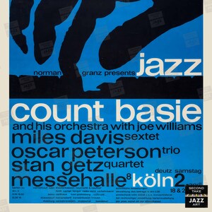 Puede incluir: Un cartel azul y negro que anuncia un concierto de jazz con Count Basie y su orquesta, Miles Davis Sextet, Oscar Peterson Trio y Stan Getz Quartet. El concierto tendr&aacute; lugar el s&aacute;bado 18 y 22 de abril en la Messehalle de Colonia, Alemania.