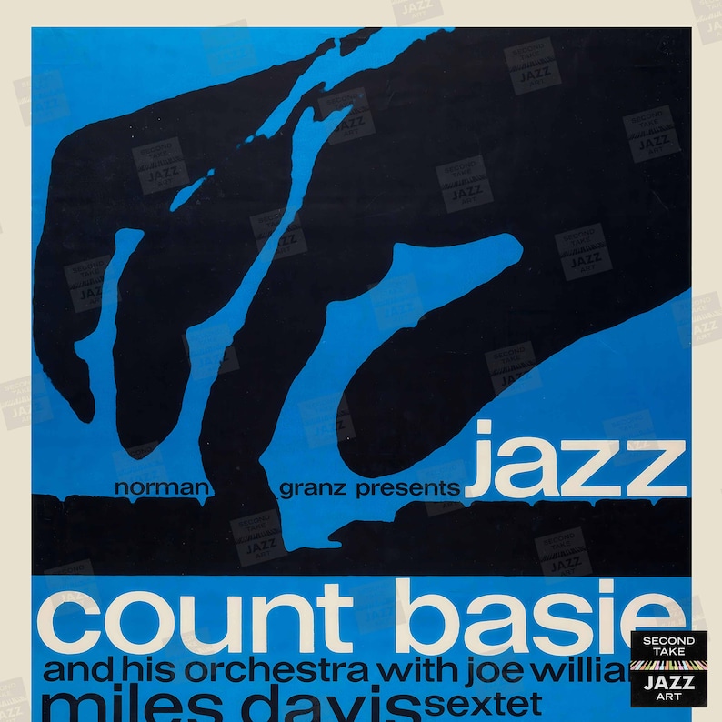 Puede incluir: Un cartel azul y negro que anuncia un concierto de jazz con Count Basie y su orquesta, Joe Williams y Miles Davis Sextet. El cartel presenta una mano estilizada que sale de la esquina inferior izquierda del cartel. El texto "Norman Granz Presents Jazz" est&aacute; impreso en blanco sobre fondo negro.