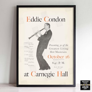 Op de afbeelding: Een ingelijste vintage poster met Eddie Condon die klarinet speelt. De poster, in zwart, wit en oranje, adverteert een concert in Carnegie Hall op 16 oktober, met de tekst "Presenting 30 of the Greatest Living Hot Musicians."