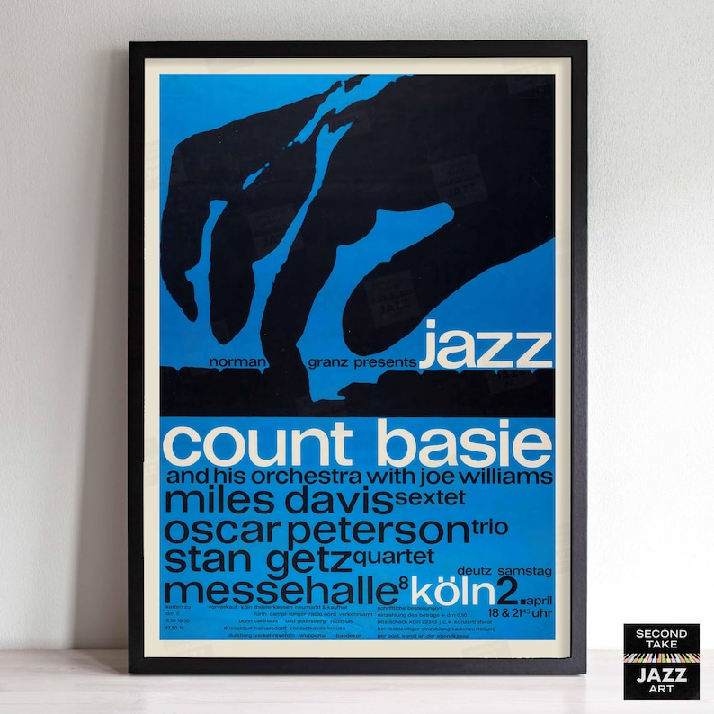 Puede incluir: Un cartel de concierto vintage que anuncia un concierto de jazz con Count Basie y su orquesta, Miles Davis, Oscar Peterson y Stan Getz. El cartel es azul y negro con una gran mano tocando un teclado de piano. El concierto est&aacute; programado para el s&aacute;bado 8 y 21 de abril en la Messehalle de Colonia, Alemania.