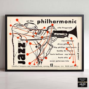 Puede incluir: Póster de jazz vintage enmarcado en negro. El póster presenta una ilustración en blanco y negro de un músico tocando la trompeta, con detalles en rojo. El texto incluye "Jazz at the Philharmonic" y nombres de artistas.