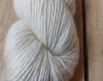 British bluefaced Leicester single ply roving style worsted weight, non-superwash yarn 100g/200m natural colour, undyed.