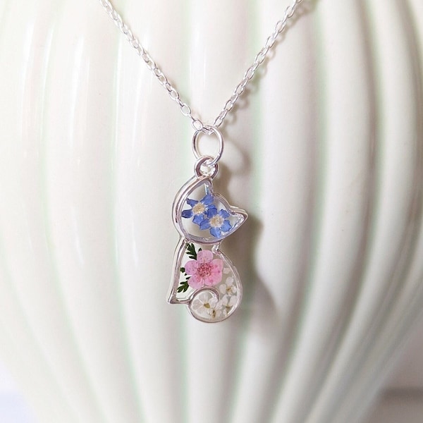 Cute Cat Resin Necklace with Real Pressed Flowers, Forget Me Not Cat Pendant, Handmade Gift for Her, Animal Lovers Gift, Pet Owners Gift