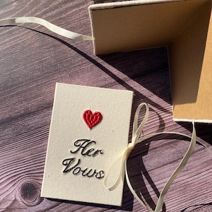Besticktes rotes Liebes-Herz-Gelübde-Booklet - Stoff-Hardcover mit Bindeband - Personalisiertes Andenken für die Hochzeitszeremonie - Seine / Ihre / Unsere Gelübde