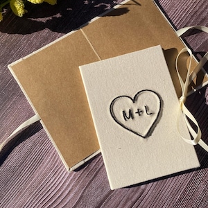Libreta de votos minimalista bordada con corazón e iniciales - Tapa dura de tela con lazo - Recuerdo personalizado para ceremonia de boda