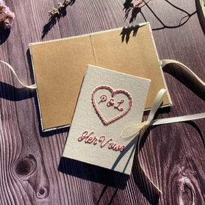 Folleto de votos con corazón de amor y encaje bordado - Tapa dura de tela con lazo - Recuerdo personalizado para ceremonia de boda - Sus votos