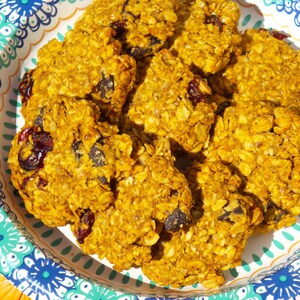 Pu&ograve; includere: Primo piano di un piatto di biscotti all'avena fatti in casa con mirtilli rossi e gocce di cioccolato. I biscotti sono dorati e hanno una consistenza leggermente croccante.