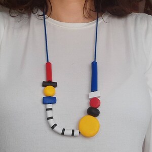 Collana in argilla polimerica, Mondrian, collana d'arte, collana moderna, collana geometrica, stile Mondrian, collana bianca blu rossa, estetica immagine 5