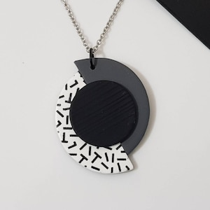 Memphis necklace, clay necklace, modern necklace, polymer clay necklace, polymer clay art, collana anni 90, grey black necklace