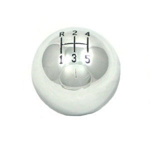 Op de afbeelding: Een zilveren chromen versnellingspookknop met zwarte cijfers 1, 2, 3, 4, 5 en R.