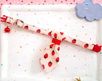 Strawberry Katzenhalsband mit Krawatte, Pinker Stoff Sicherheitsschnalle