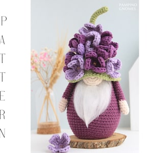 Modello gnomo lilla all'uncinetto, gnomo fiore lilla amigurumi, gnomo da giardino, modello uncinetto lilla