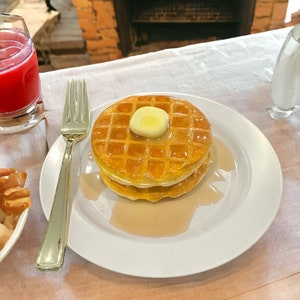 Fake Waffle Plate Display - Decorative Food Prop with Faux Syrup & Butter, Ideal for Photoshoots and Home Decor