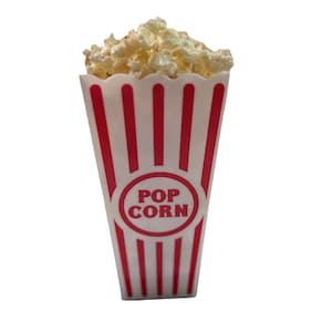 Peut inclure: Un récipient à popcorn rayé rouge et blanc rempli de popcorn. Le récipient porte l'inscription "POP CORN" en rouge sur un cercle blanc.