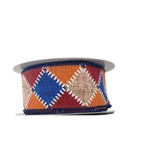 Peut inclure: Une bobine de ruban en tissu pr&eacute;sentant un motif r&eacute;p&eacute;titif de losanges dans des tons orange, bleu, rouge et beige. Chaque losange est soulign&eacute; par un motif de points blancs, et les bords du ruban sont finis par une bordure bleu fonc&eacute;.