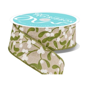 Puede incluir: Un rollo de cinta decorativa con un diseño de muérdago. La cinta tiene un fondo beige con hojas verdes y bayas blancas. Los bordes están ribeteados en verde. El carrete tiene el texto "RGRibbon" en la parte superior.