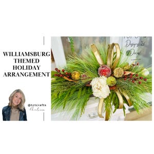 Puede incluir: Un arreglo navideño temático de Williamsburg con una mezcla de vegetación, bayas rojas y manzanas decorativas. La cinta dorada y los acentos añaden un toque festivo. El texto dice "Williamsburg Themed Holiday Arrangement".