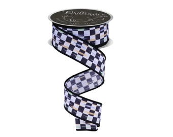 Może przedstawiać: Szpula ozdobnej wstążki z czarno-białym wzorem w szachownicę. Na szpuli nadrukowano napis "Brilliance Ribbon". Wstążka jest mieszanką bieli, czerni i odrobiny żółtego i pomarańczowego.