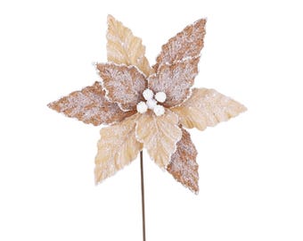 Puede incluir: Una flor de pascua artificial decorativa sobre un tallo fino, con pétalos superpuestos en tonos oro champán y bronce. Los pétalos tienen un acabado texturizado y brillante con bordes escarchados blancos y pequeñas bayas blancas en el centro.