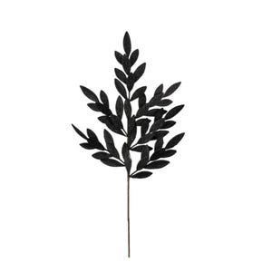 Puede incluir: Un solo tallo de hoja negra artificial sobre un fondo blanco. El tallo es de color marrón oscuro y las hojas son de color negro mate. Las hojas son pequeñas y de forma ovalada, dispuestas en un patrón simétrico a lo largo del tallo.
