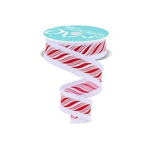 Peut inclure: Une bobine de ruban à rayures rouges et blanches avec un bord blanc et duveteux. Le ruban est en forme de spirale, avec la bobine en haut. Le ruban est étiqueté "R. Ribbon".
