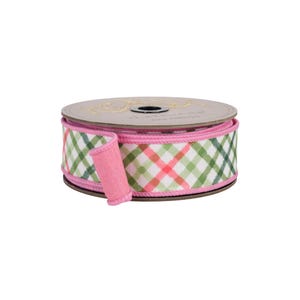 Op de afbeelding: Een rol decoratief lint met een ruitpatroon in groen en koraal op een witte achtergrond. Het lint is roze omrand en heeft een roze vilten lus. De rol is gemaakt van karton.
