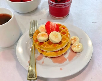 Fake Waffle Plate Display - Decorative Food Prop with Faux Strawberries and Bananas, Ideal for Photoshoots and Home Decor