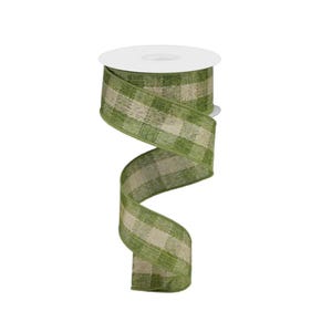 Puede incluir: Un rollo de cinta decorativa con un patrón de cuadros verdes y beige. La cinta está hecha de un material texturizado y está parcialmente desenrollada, mostrando su diseño. Ideal para manualidades, envolver regalos y otros usos decorativos.