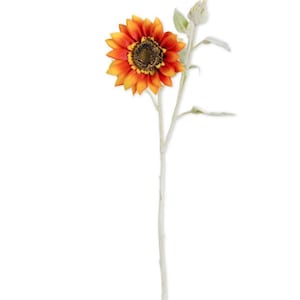 Op de afbeelding: Een enkele kunstmatige zonnebloemsteel met een levendige bloem waarvan de bloemblaadjes verlopen van dieprood in het midden naar feloranje en geel aan de uiteinden. De lange, slanke, lichtgroene steel bevat een kleine knop en twee bladeren.