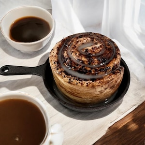 Realistic Faux Cinnamon Roll Decor in 4&quot; Cast Iron Skillet, Artificial Bakery Food Display for Kitchen & Tiered Trays