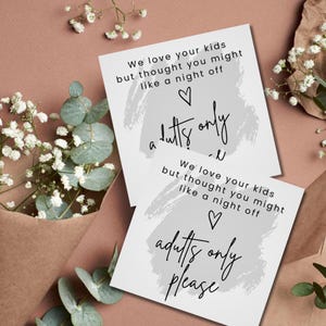 Op de afbeelding: Twee witte kaarten met de tekst "We love your kids but thought you might like a night off" en "adults only please" in zwart script. De kaarten zijn versierd met een grijze aquarel wassing en een hart symbool.
