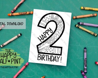 Puede incluir: Una página para colorear imprimible en blanco y negro con un gran número dos con un diseño decorativo. El número dos tiene las palabras "¡Feliz cumpleaños!" escritas debajo.