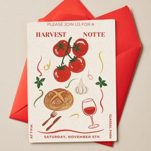 Peut inclure: Une enveloppe rouge avec une carte d'invitation crème. La carte présente des illustrations de tomates, de pain, d'ail et de vin, avec le texte "HARVEST NOTTE" et "SATURDAY, NOVEMBER 5TH".