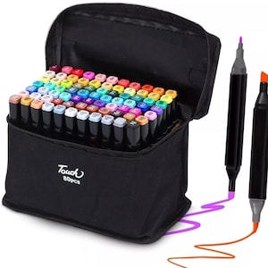 Op de afbeelding: Een zwarte etui met ritssluiting met 80 Touch-markers in verschillende kleuren. Twee markers worden buiten de etui getoond, één met een paarse punt en de andere met een oranje punt. De tekst "Touch 80pcs" staat op de etui.