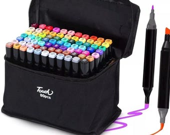 Può includere: Una custodia nera con cerniera piena di 80 pennarelli Touch colorati. Due pennarelli sono mostrati fuori dalla custodia, uno con la punta viola e l'altro con la punta arancione. Il testo "Touch 80pcs" è stampato sulla custodia.